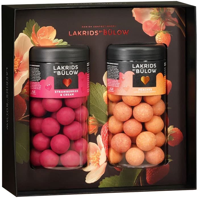 Lakrids by Bülow Black Box Strawberries & Cream & Peaches 540g – från Lakrids by Bülow – 369 kr – hos Delitea