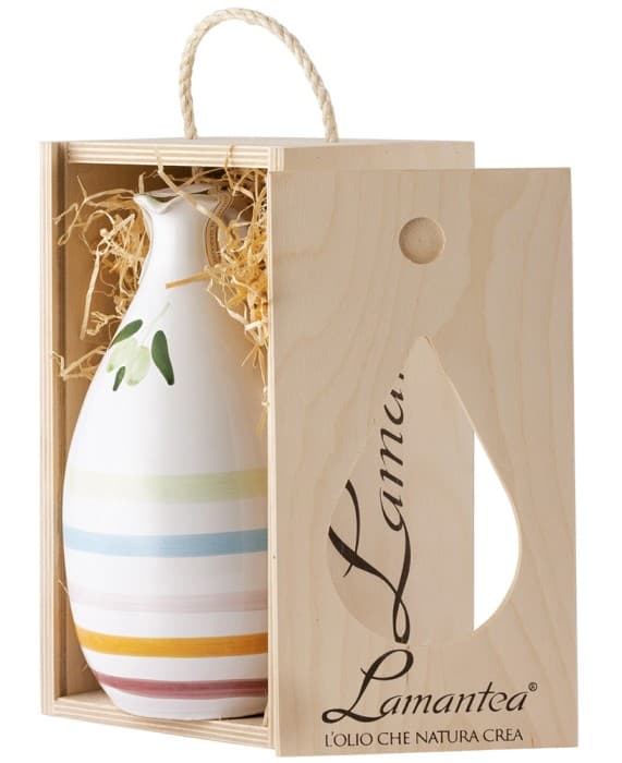 Lamantea Extra Virgin Olivolja Handmålad Keramikflaska i Trälåda 1L – från Lamantea – 799 kr – hos Delitea