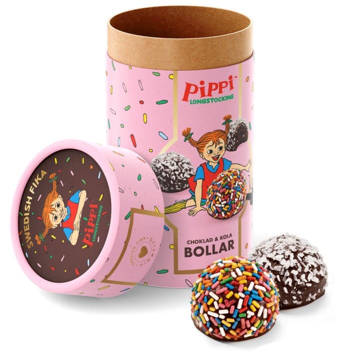 Swedish Fika Pippi Långstrump Edition Choklad & Kolabollar 225g – från Swedish Fika by Himmelsö – 89 kr – hos Delitea