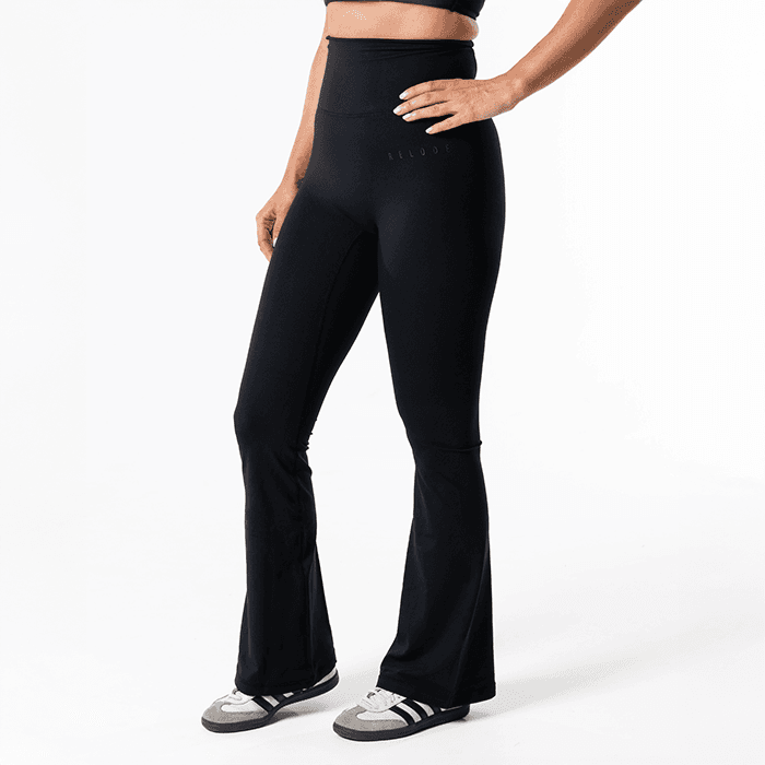 Clean Träningstights Flared Petite Svart – från Relode – 799 kr – hos Bodystore