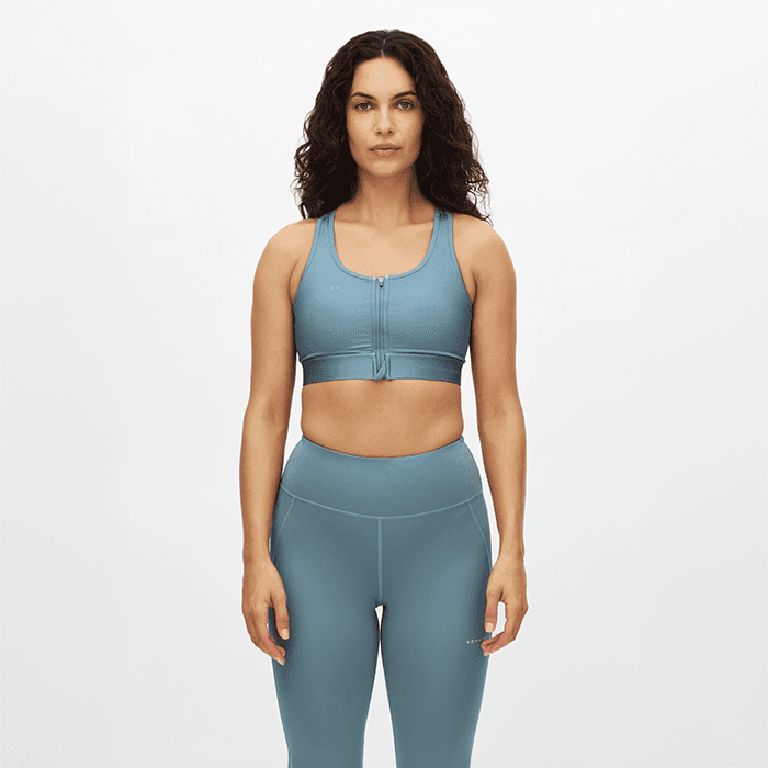 Essential Sport‑BH Dragkedja Blå – från Röhnisch – 599 kr – hos Bodystore
