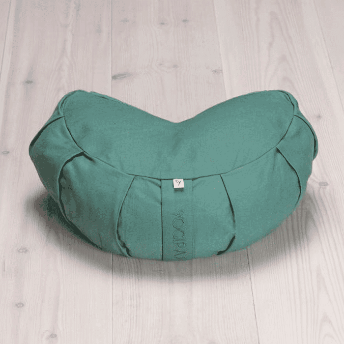 Meditation Cushion Crescent, Moss Green – från Yogiraj – 529 kr – hos Bodystore