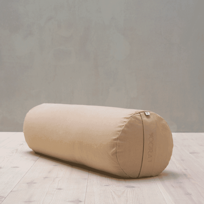 Bolster Yogakudde Beige – från Yogiraj – 849 kr – hos Bodystore