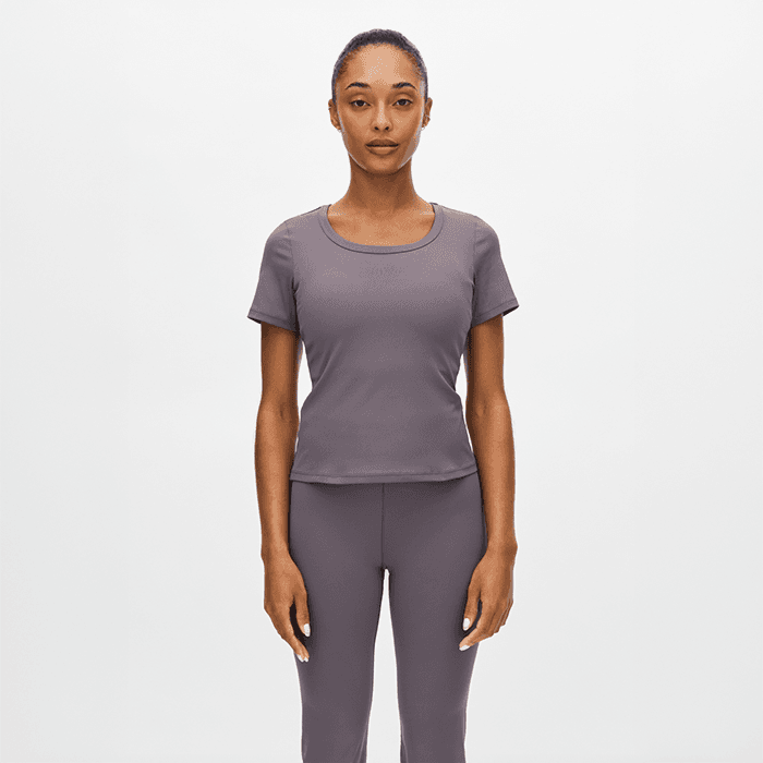 Rib Träningstshirt Lila – från Röhnisch – 499 kr – hos Bodystore