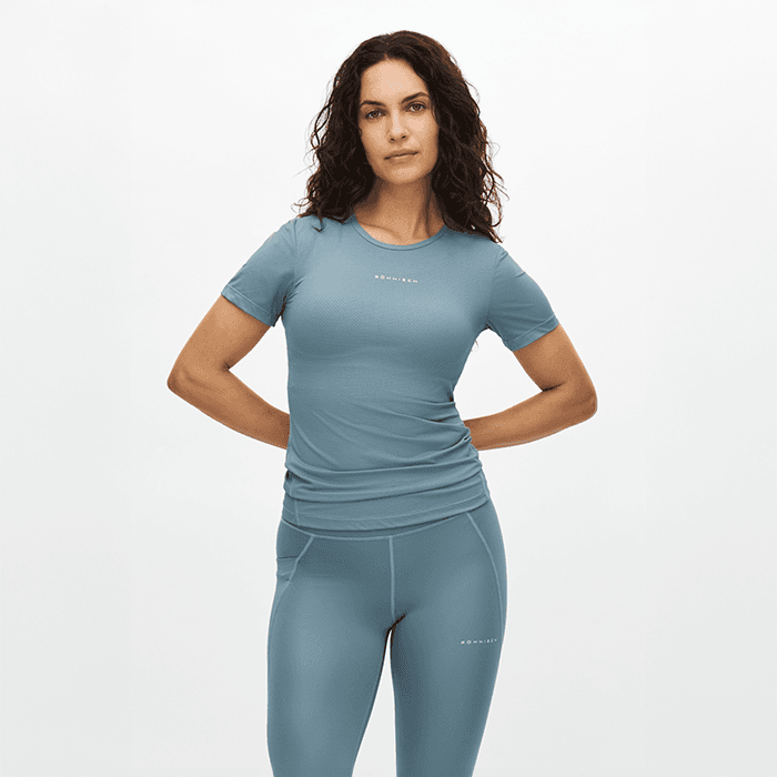 Jacquard T‑shirt Blå – från Röhnisch – 399 kr – hos Bodystore