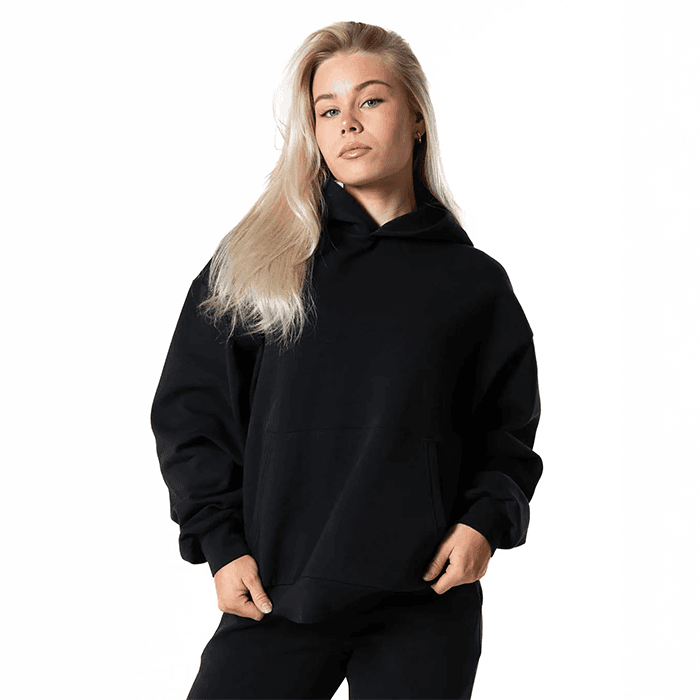 Clean Oversized Hoodie Svart – från Relode – 899 kr – hos Bodystore