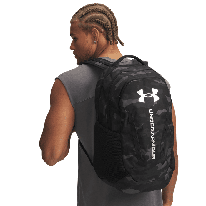 Hustle 6.0 Ryggsäck Svart Vit – från Under Armour – 649 kr – hos Bodystore