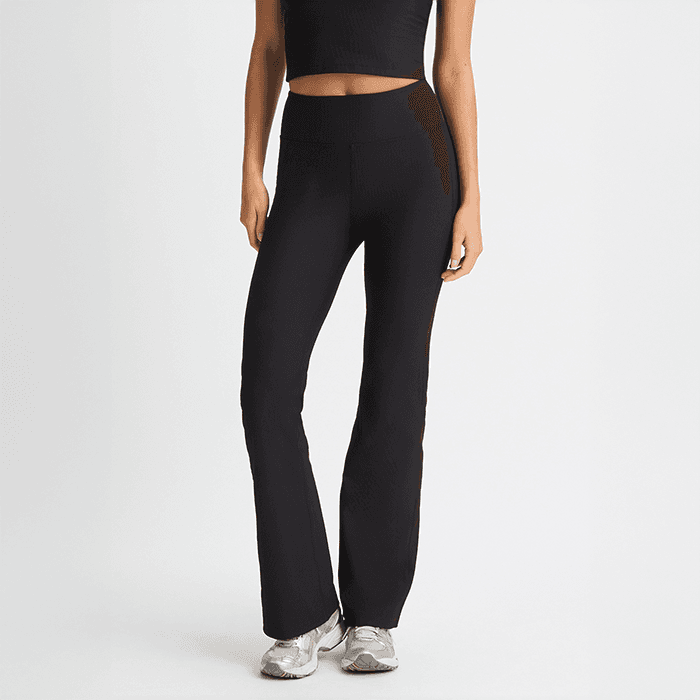 Ribbade Flare Tights Svart – från Röhnisch – 489 kr – hos Bodystore