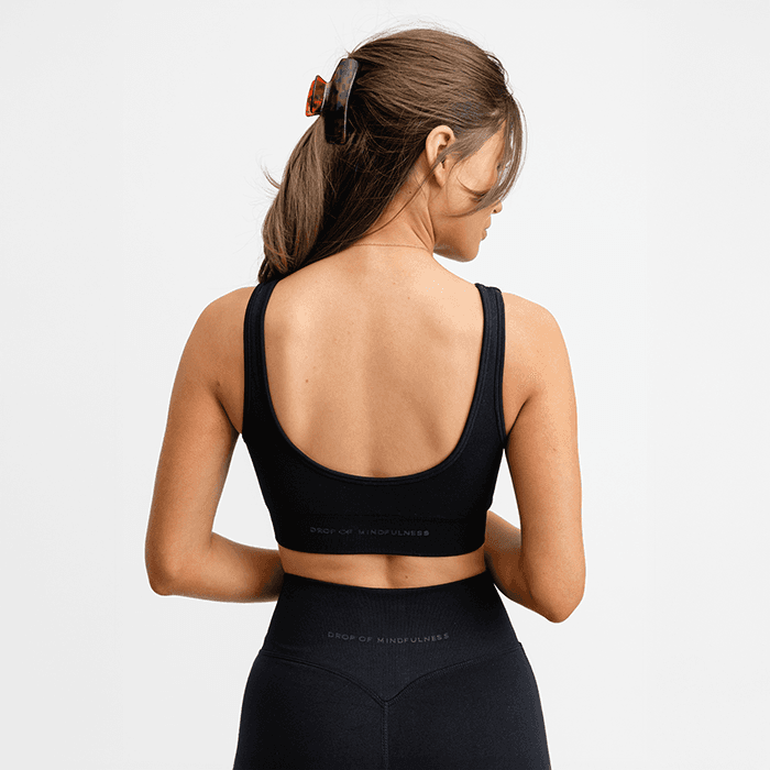 Seamless Deep V Sport-bh Svart – från Drop of Mindfulness – 349 kr – hos Bodystore