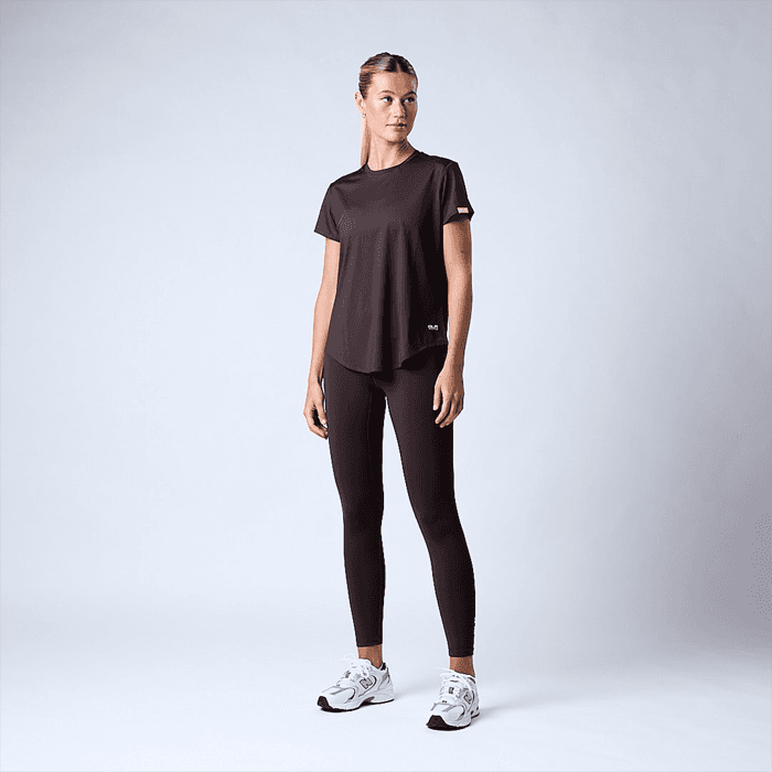 Lucy T-shirt Brun – från CLN ATHLETICS – 399 kr – hos Bodystore