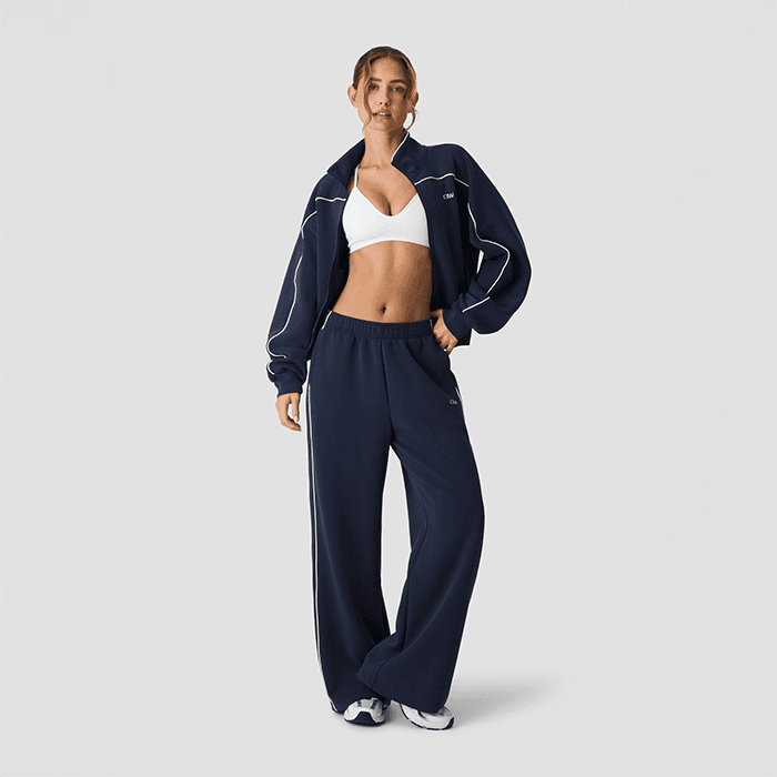 Contrast Jacka Mörkblå – från ICANIWILL – 999 kr – hos Bodystore