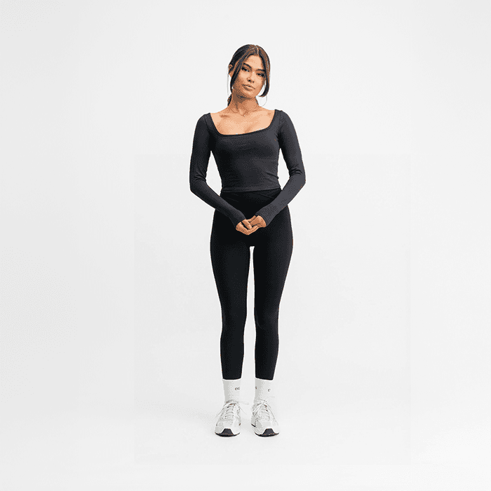 Butter Soft Långärmad Crop Svart – från Drop of Mindfulness – 499 kr – hos Bodystore