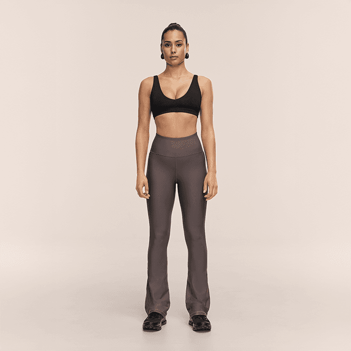 Flare Träningsbyxor Mörkgrå – från Casall Sportswear – 999 kr – hos Bodystore