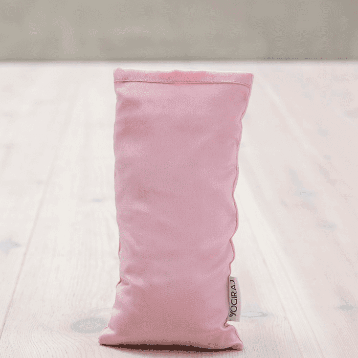 Eyepillow Heather Pink – från Yogiraj – 219 kr – hos Bodystore