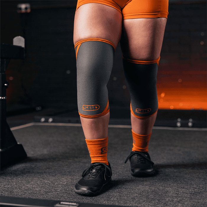 Forge Powerlifting Knee Sleeves Grey – från SBD Apparel – 1499 kr – hos Bodystore