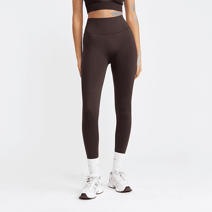 Träningstights Mörkbrun – från Drop of Mindfulness – 349 kr – hos Bodystore