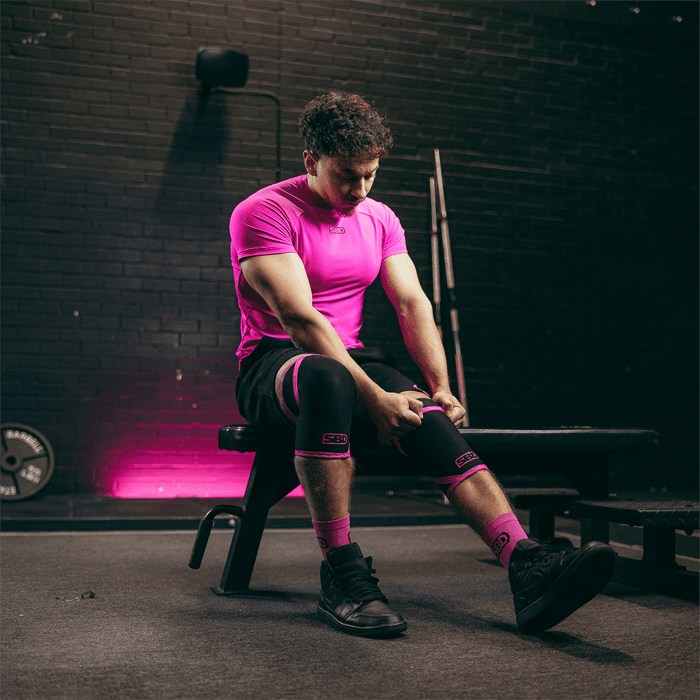 Nova Knäskydd Powerlifting 7 mm – från SBD Apparel – 1490 kr – hos Bodystore