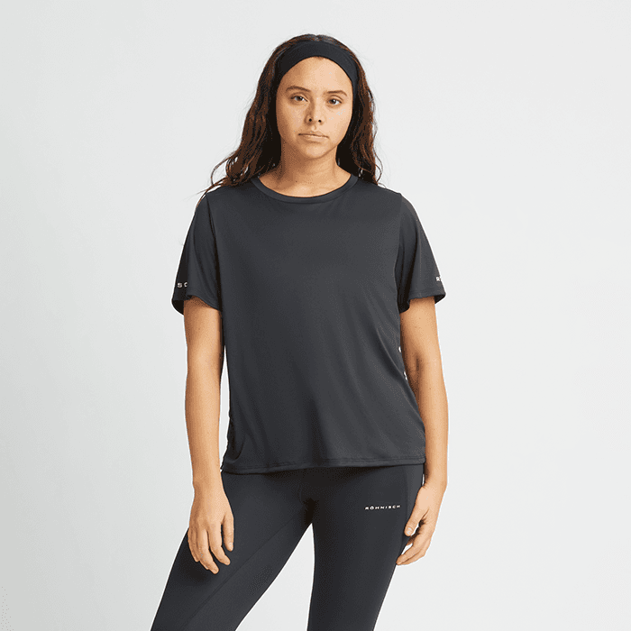 Team Logo T-shirt Svart – från Röhnisch – 209 kr – hos Bodystore